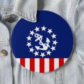 Die amerikanische Yachtflagge liegt an der Marina Button (Beispiel)