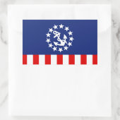 Die amerikanische Yachtflagge liegt an der Marina Rechteckiger Aufkleber (Tasche)