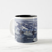 Die Antarktis, Ross-Insel, McMurdo Station, C-130 Zweifarbige Tasse (Vorderseite Links)
