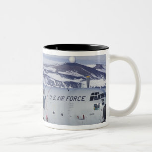 Die Antarktis, Ross-Insel, McMurdo Station, C-130 Zweifarbige Tasse