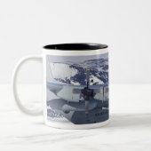 Die Antarktis, Ross-Insel, McMurdo Station, C-130 Zweifarbige Tasse (Links)