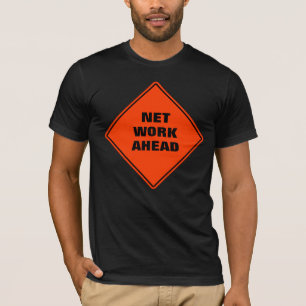 Die Arbeit im Netz geht mit einem lustigen orangef T-Shirt