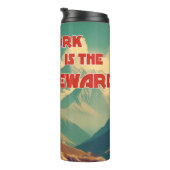 Die Arbeit ist das belohnte Runner Mountains Thermosbecher (Nach rechts gedreht)