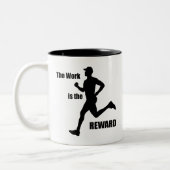 Die Arbeit ist der Belohnungsläufer Zweifarbige Tasse (Links)