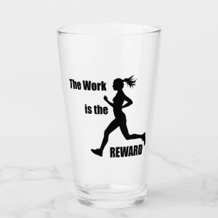 Die Arbeit ist die Belohnung, die die weibliche Fü Glas