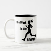 Die Arbeit ist die Belohnung, die die weibliche Fü Zweifarbige Tasse (Links)