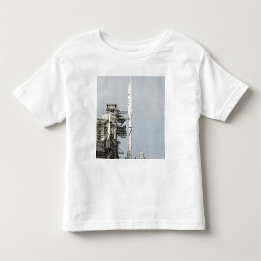 Die Ares I-X-Rakete wird auf dem Ladestreifen 2 an Kleinkind T-shirt (Vorderseite)