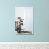 Die Ares I-X-Rakete wird auf dem Ladestreifen 2 an Leinwanddruck (Insitu (Holzboden))
