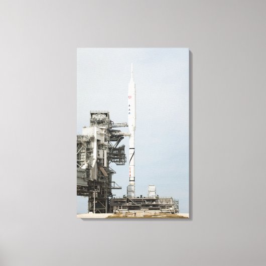 Die Ares I-X-Rakete wird auf dem Ladestreifen 2 an Leinwanddruck (Vorderseite)