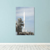 Die Ares I-X-Rakete wird auf dem Ladestreifen 2 an Leinwanddruck (Insitu (Holzboden))