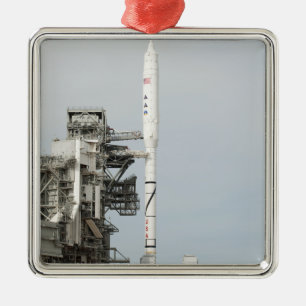 Die Ares I-X-Rakete wird auf dem Ladestreifen 2 an Silbernes Ornament