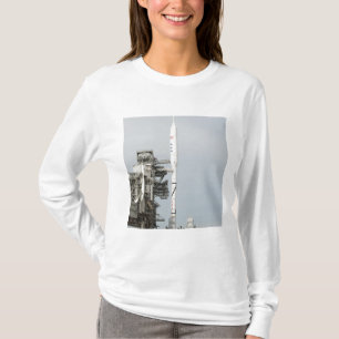 Die Ares I-X-Rakete wird auf dem Ladestreifen 2 an T-Shirt