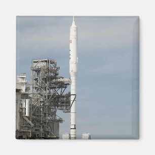 Die Ares I-X-Rakete wird auf dem Startpad angezeig Magnet