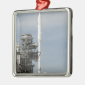 Die Ares I-X-Rakete wird auf dem Startpad angezeig Silbernes Ornament (Links)