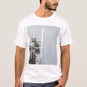 Die Ares IX Rakete wird auf der Abschussrampe 2 T-Shirt