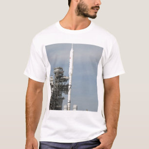 Die Ares IX Rakete wird auf der Abschussrampe T-Shirt
