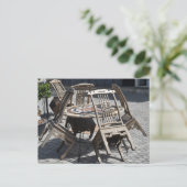 Die auf dem Tisch stehenden Stühle Postkarte (Stehend Vorderseite)