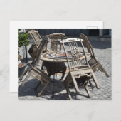 Die auf dem Tisch stehenden Stühle Postkarte (Vorne/Hinten)