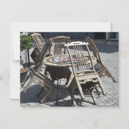Die auf dem Tisch stehenden Stühle Postkarte