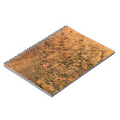 Die auf der braunen Holzoberfläche wachsende Form Notizblock (Linke Seite)