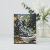 Die aufgegebenen Sneakers wachsen Blume Postkarte (Stehend Vorderseite)