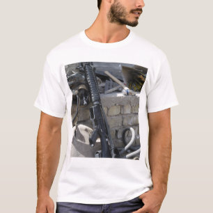 Die Ausrüstung eines Marinesoldaten T-Shirt