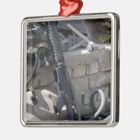 Die Ausrüstung eines Schiffes Silbernes Ornament (Links)