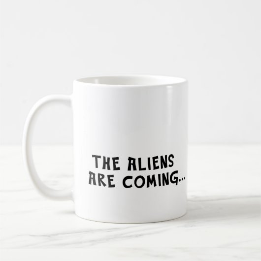 Die Außerirdischen kommen in Tasse (Links)