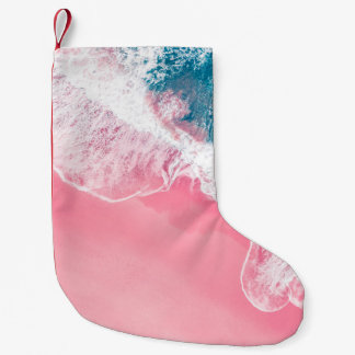 Die Aussicht aus der Luft auf einen rosa Sandstran Kleiner Weihnachtsstrumpf