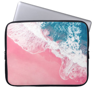 Die Aussicht aus der Luft auf einen rosa Sandstran Laptopschutzhülle