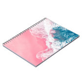 Die Aussicht aus der Luft auf einen rosa Sandstran Notizblock (Linke Seite)