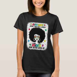 Die Autismus-Mama wird mit einem manuellen Autismu T-Shirt
