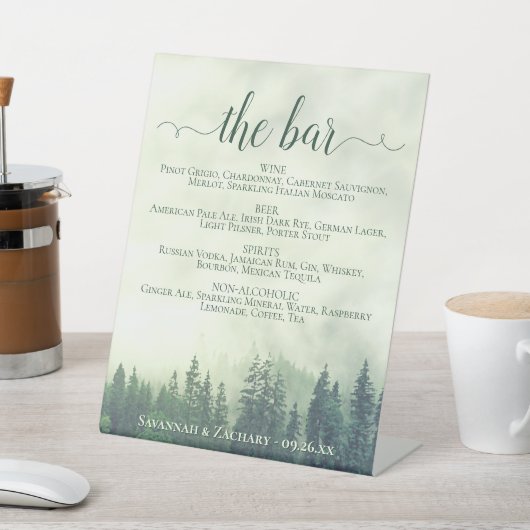 Die Bar - Foggy Green Pines Drinks Menü Hochzeit Sockelschild (In SItu)