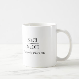 Die Basis ist unter einem Salz - Chemie-Tasse Kaffeetasse