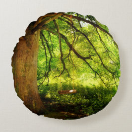 Die Baumschaukel im Wald Rundes Kissen