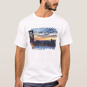 Die Bay Bridge von Treasure Island T-Shirt