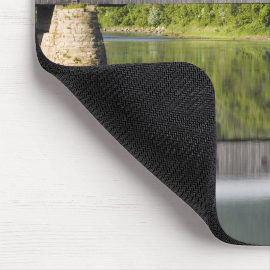 Die bedeckte Brücke von Windsor-Cornish erstreckt  Mousepad (Ecke)