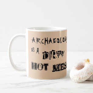 Die beige Archäologie ist ein dirty Hot Mess Kaffeetasse