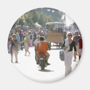 Die belebte Straße in Katakolon Griechenland Magnet