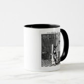 Die Beleuchtung der Sabbat-Kerzen Tasse (VorderseiteRechts)