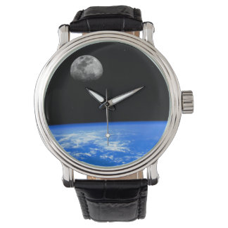 Die Beobachtung von Erde und Mond Armbanduhr