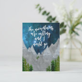 die Berge nennen die Typografie Postkarte (Stehend Vorderseite)