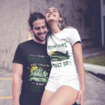 Die Berge nennen Unisex T - Shirt<br><div class="desc">Dieses Vintage,  naturgetreu inspiriert Bild erinnert daran,  warum man sich aus dem Alltag zurückziehen muss,  um in die Hügel zu fahren. Es ist perfekt für diejenigen,  die in der Stadt leben,  aber lange für die süße Flucht in die Berge.</div>