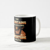 Die Berge rufen, Abenteuer erwartet Kaffeetasse (VorderseiteRechts)