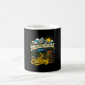 Die Berge rufen lustigen Wanderrucksack Kaffeetasse (Mittel)