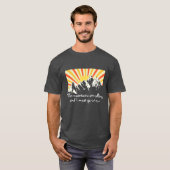 Die Berge rufen Retro-Sonnenaufgang T-Shirt (Vorne ganz)