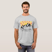 Die Berge rufen Retro-Sonnenaufgang T-Shirt (Vorne ganz)