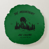 Die Berge rufen und hier gehen wir Rundes Kissen (Vorderseite)