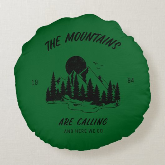 Die Berge rufen und hier gehen wir Rundes Kissen (Rückseite)