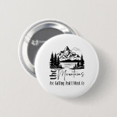 Die Berge rufen und ich muss gehen Lustiges Lager Button (Vorne & Hinten)
